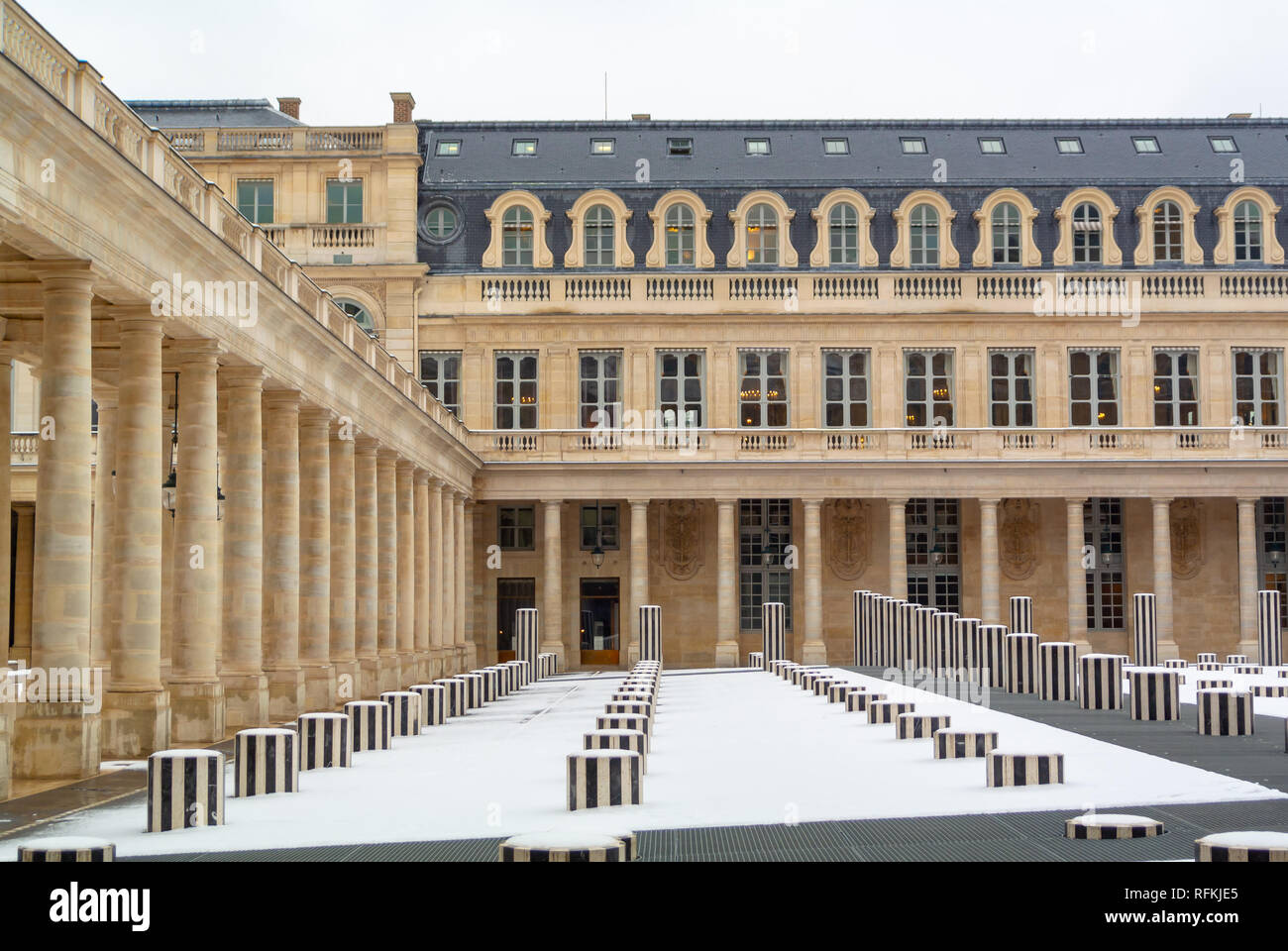 Schwarze Und Weisse Saulen Von Daniel Buren Und Der Conseil D Etat Der Verfassungsrat Und Dem Ministerium Fur Kultur Palais Royal Paris Frankreich Stockfotografie Alamy