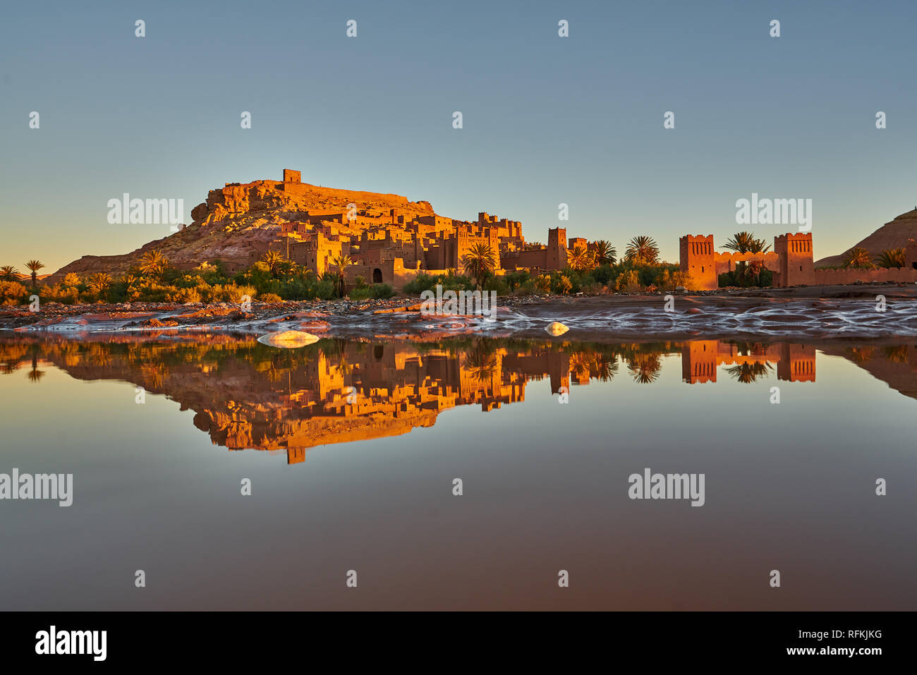 Landschaft von Ksar von Ait Benhaddou und Reflexion über das Wasser. UNESCO-Weltkulturerbe und einer der Orte von Game of Thrones in Ouarzazate, Marokko Stockfoto