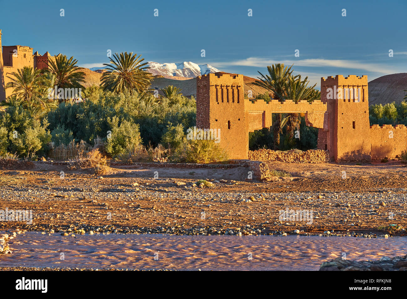 Panorama-Panorama auf Ksar von Ait Benhaddou und verschneite Atlas-Berge auf der Rückseite. Es ist ein UNESCO-Weltkulturerbe in der Region Ouarzazate in Marokko Stockfoto