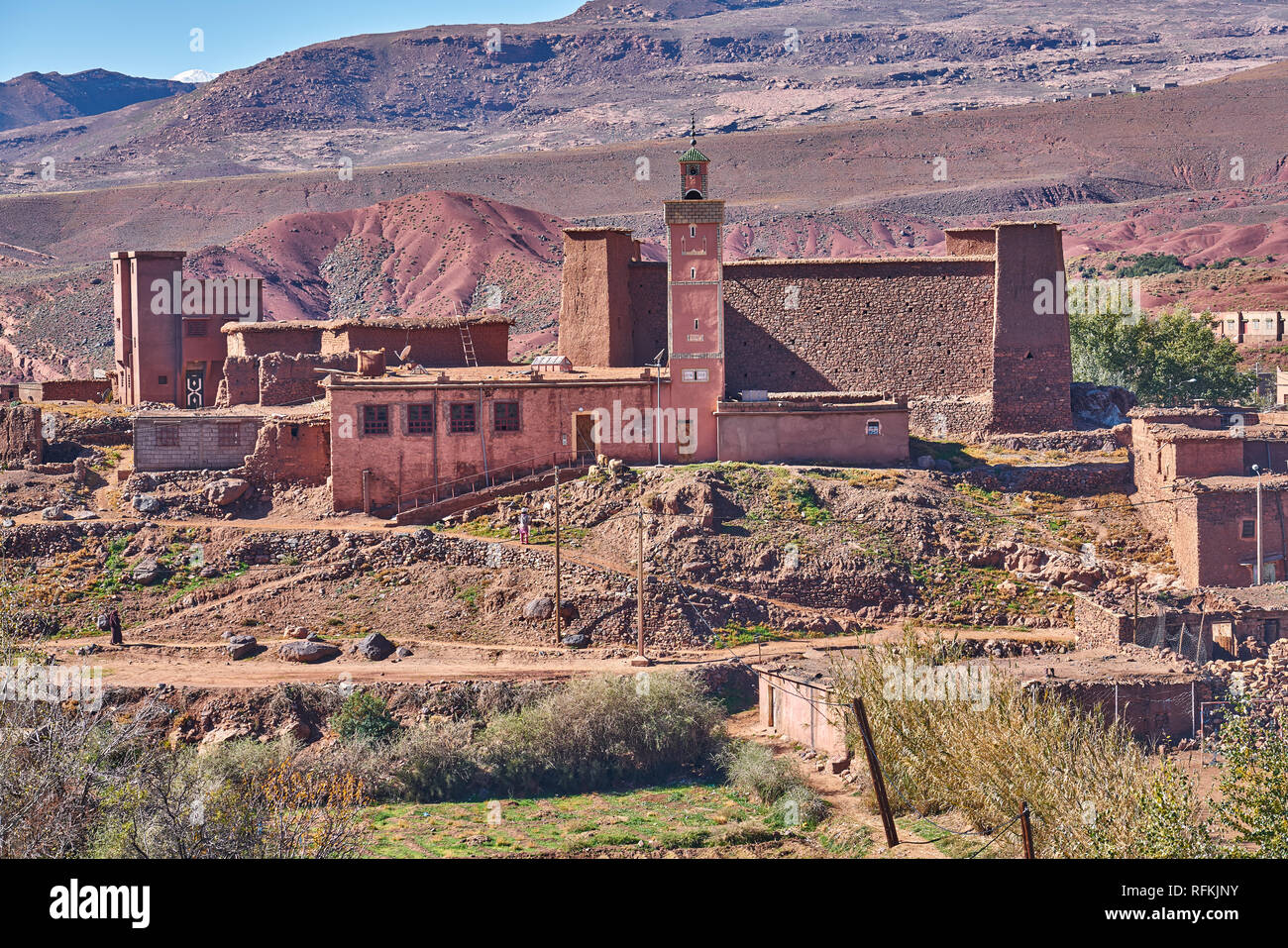 Traditionelle Lehmziegel-Dorf beherbergt Moschee.aufgenommen in der Nähe von Ighrem N'Ougdal, Provinz Ouarzazate, Marokko Stockfoto