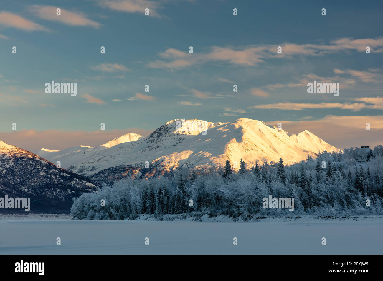 Am späten Nachmittag Sonne beleuchtet die schneebedeckten Chugach Mountains entlang der Knik River in Southcentral Alaska. Stockfoto