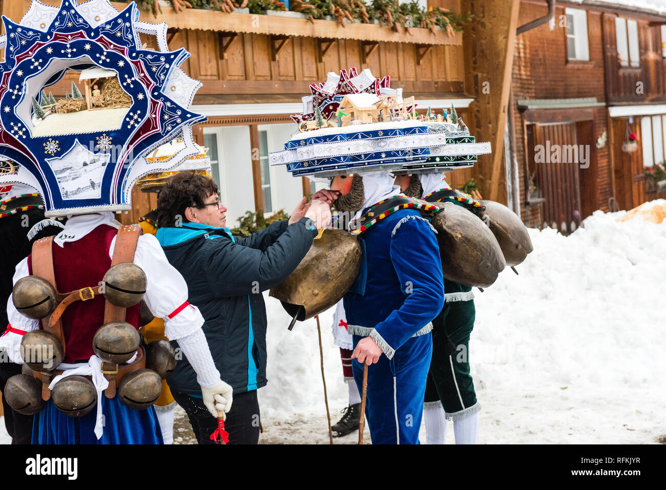 Silvesterklaus ist eine maskierte Person die Teilnahme an Saint Sylvester  Tag feste in Appenzell, Schweiz, und so einen Beitrag zur Erhaltung der Ch  Stockfotografie - Alamy
