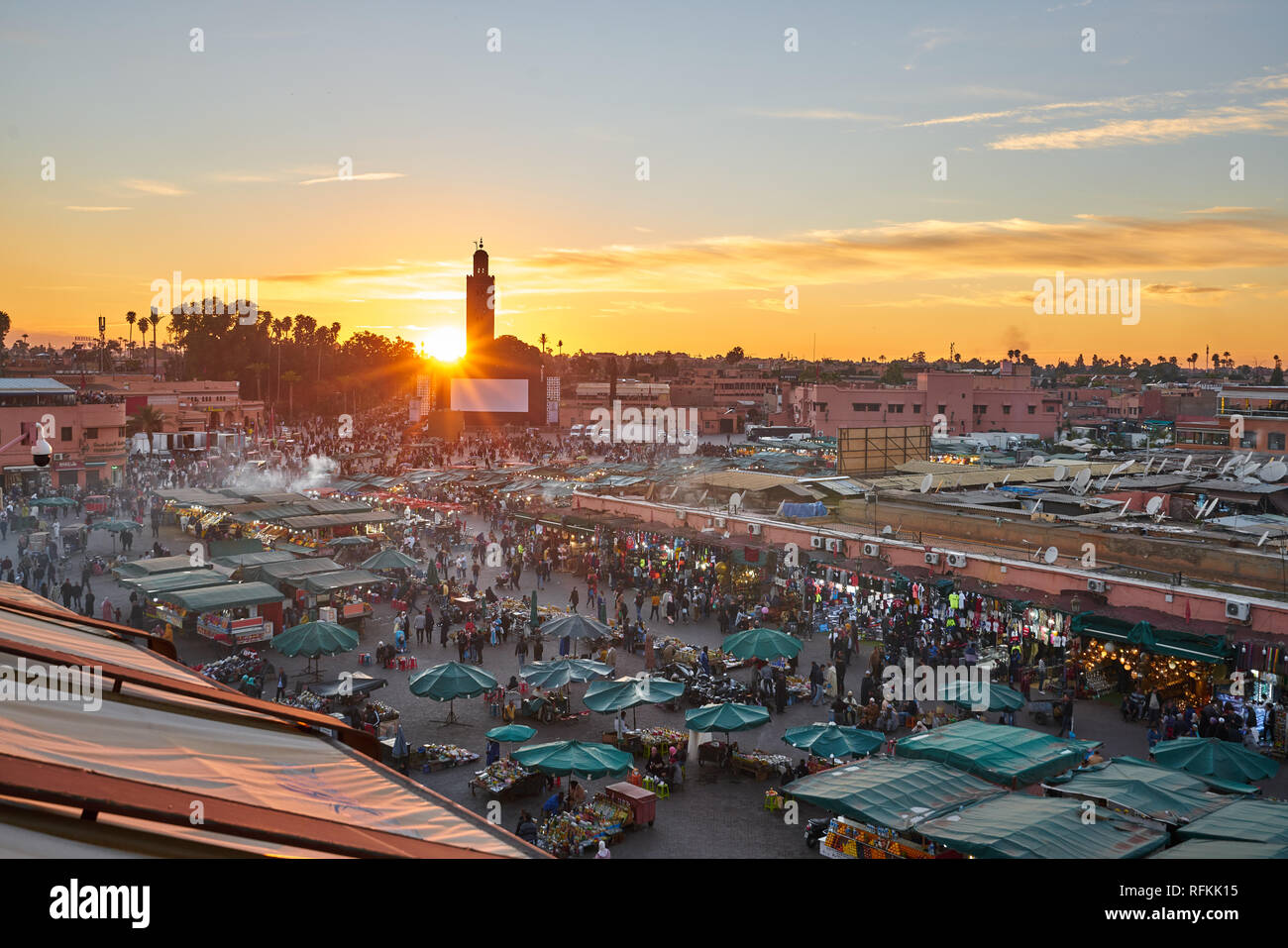 Sonnenuntergang auf dem Platz Jemaa el-Fnaa und Marktplatz in der Medina von Marrakesch. Marrakesch, Marokko Stockfoto