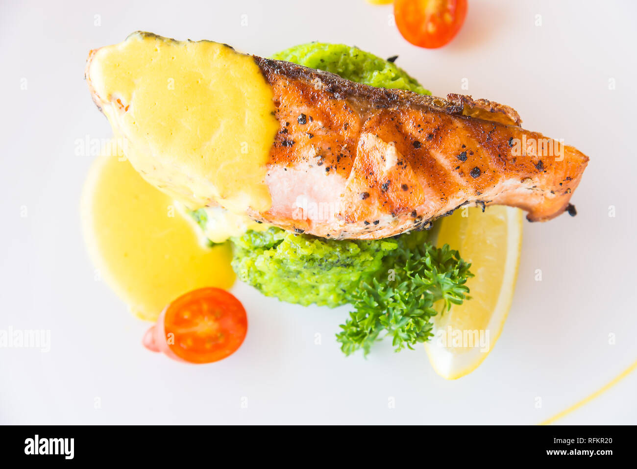 Fleisch steak gegrillter Lachs mit Zitrone - Selektive Schwerpunkt (Soft Focus). Stockfoto