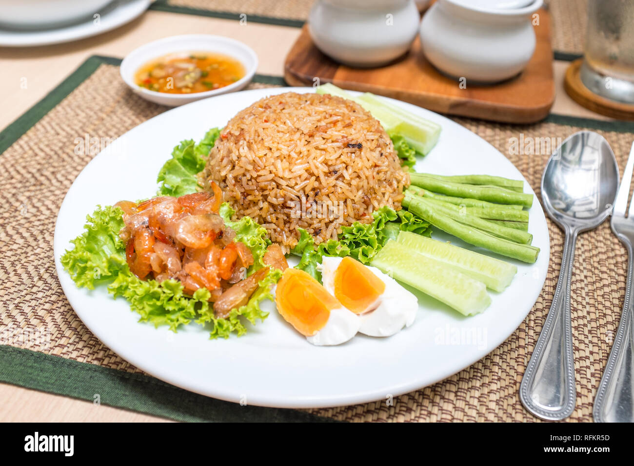 Thailändischer gebratener Reis mit Garnelen und Eier Stockfoto