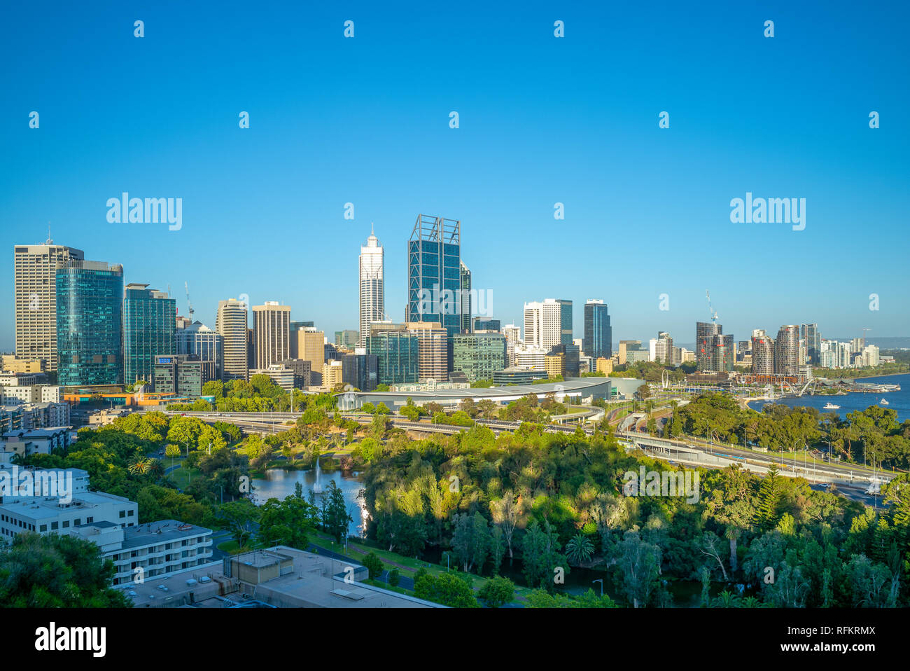 Skyline von Perth bei Nacht in Westaustralien Stockfoto