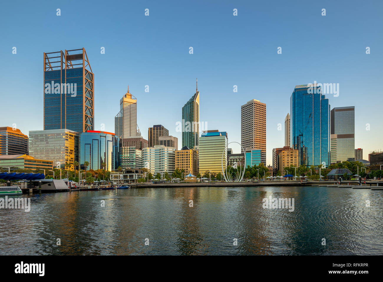 Skyline von Perth bei Nacht in Westaustralien Stockfoto