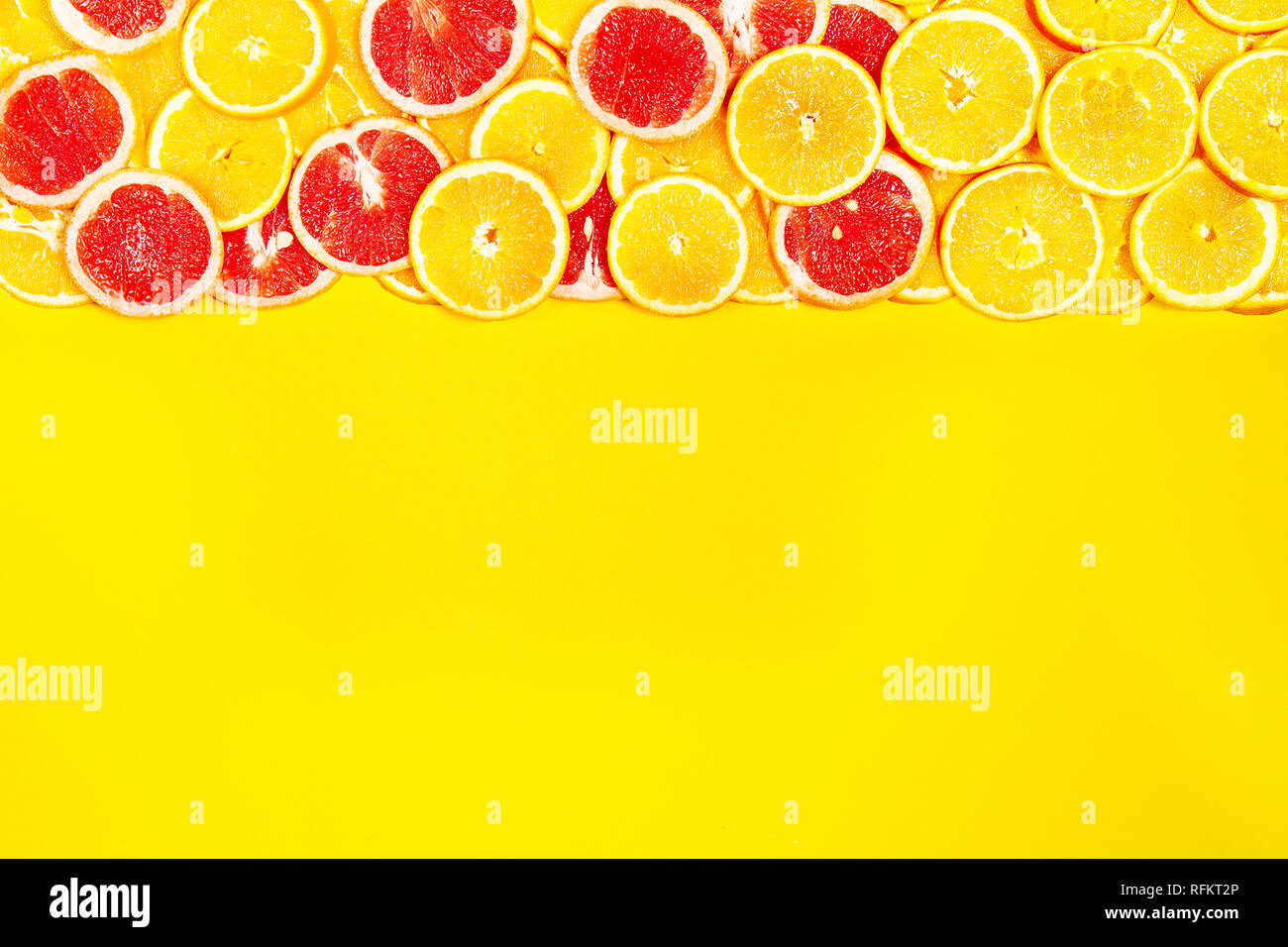 Lecker fruchtig-bunten hellen Hintergrund mit Orangen und Grapefruits. Ansicht von oben. Gesundes Leben oder detox Konzept. Gesundes Essen. Stockfoto