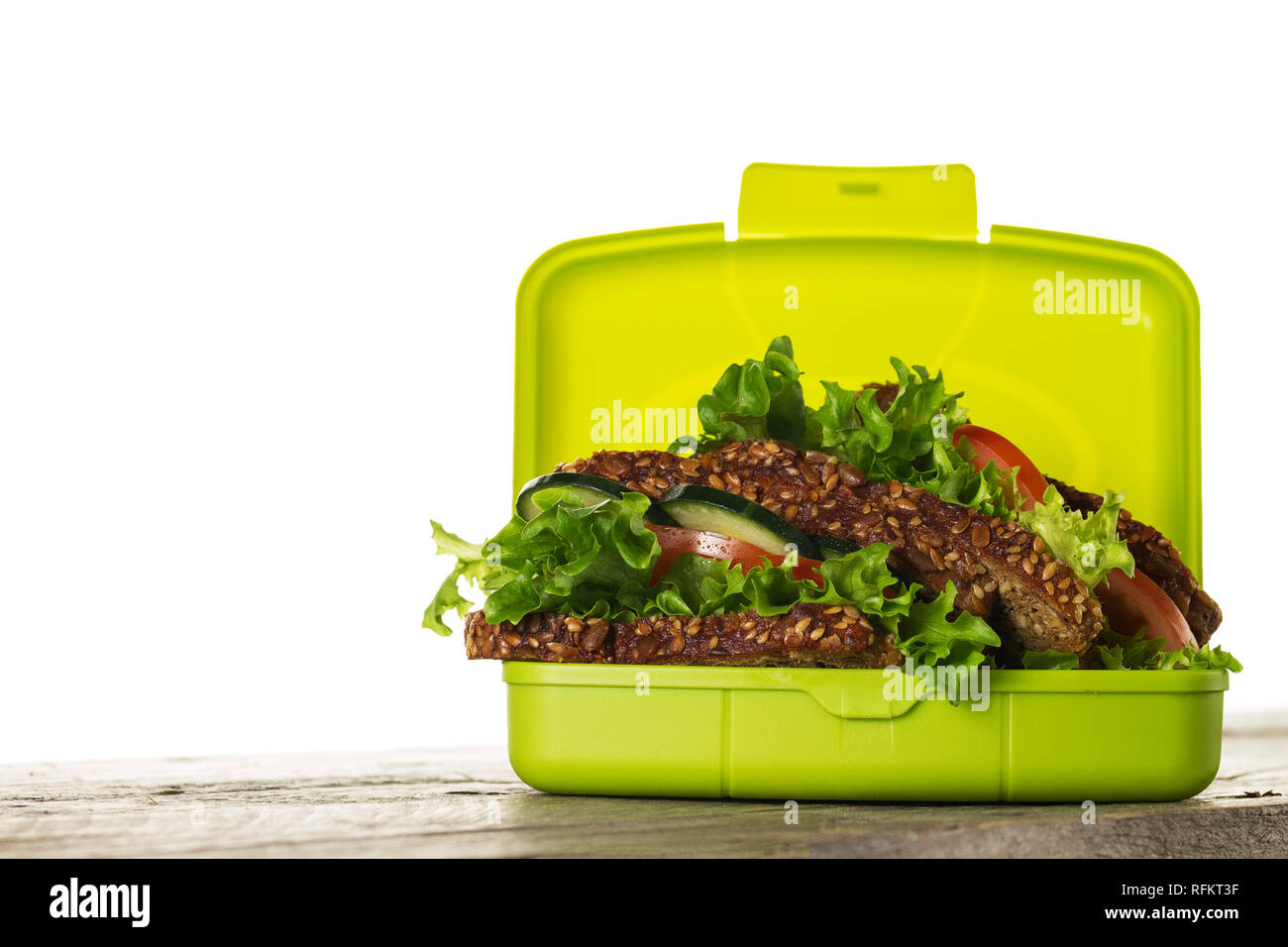 Lecker Gesunde vegetarische Vegane Sandwich Lunch Box auf Holztisch auf weißem Hintergrund isoliert. Horizontale. Kopieren Sie Platz. Stockfoto