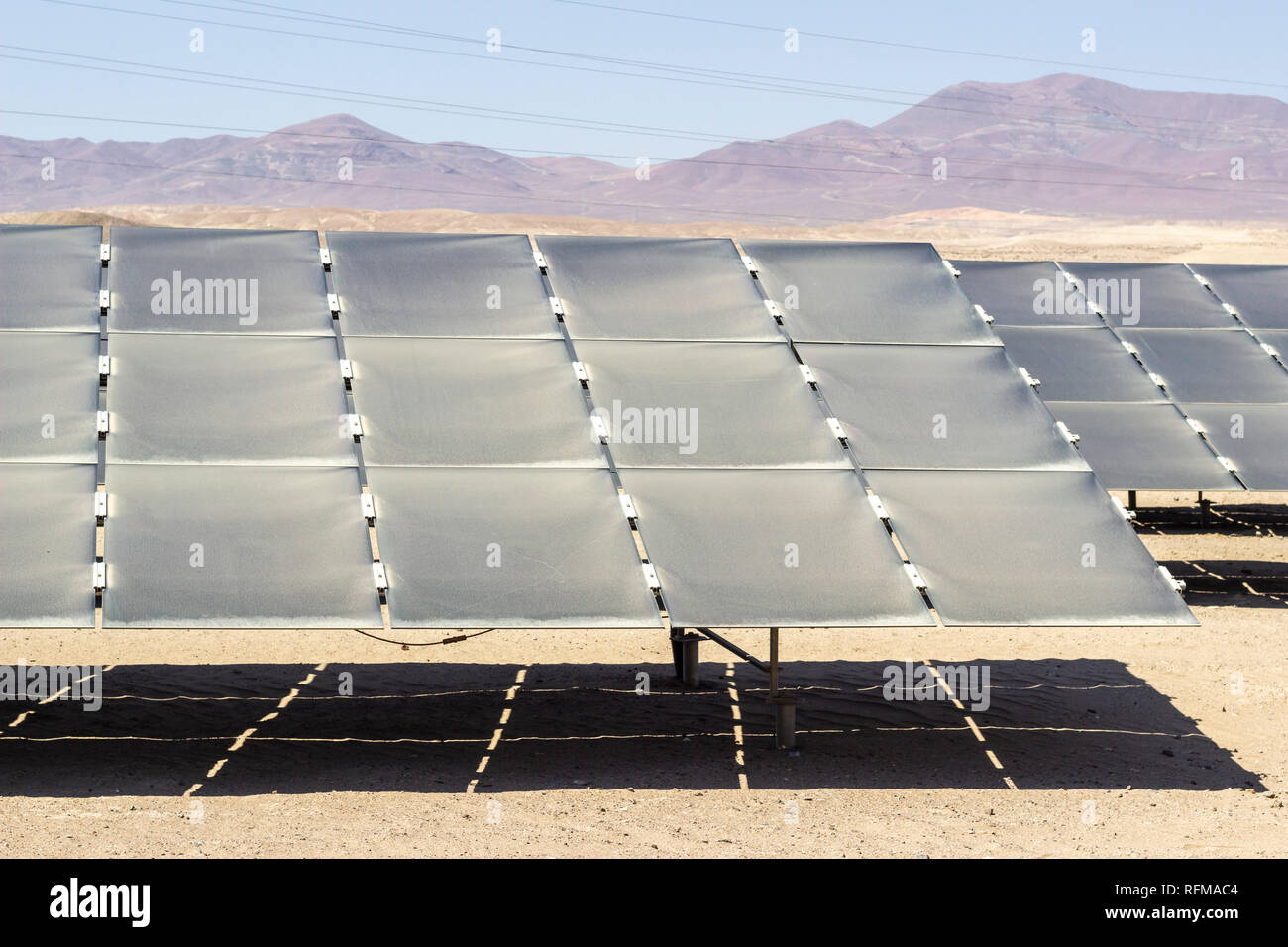 Verschmutzung und Staub über Solarenergiemodulen in einer trockenen Umgebung in der Atacama Wüste. Viel Staub über der Moduloberfläche und kein Wasser zum Reinigen Stockfoto