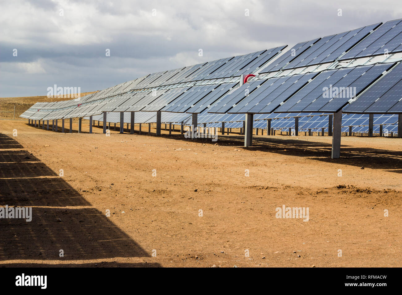 Zweifaziale Solarenergiemodule im Solarkraftwerk in der Atacama-Wüste. Bekämpfung des Klimawandels und der globalen Erwärmung mit nachhaltigen Ressourcen Stockfoto