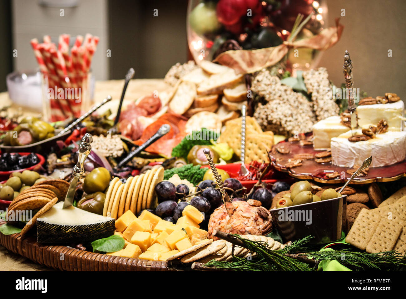 Professionell betreut Fleisch, Obst, Dips, Oliven, Käse und Cracker in einem wunderschönen Display. Holiday office Party. Stockfoto