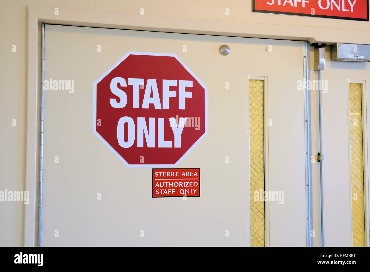 Staff only sign on a closed door in a hospital; sterile area for authorized staff only. Stockfoto