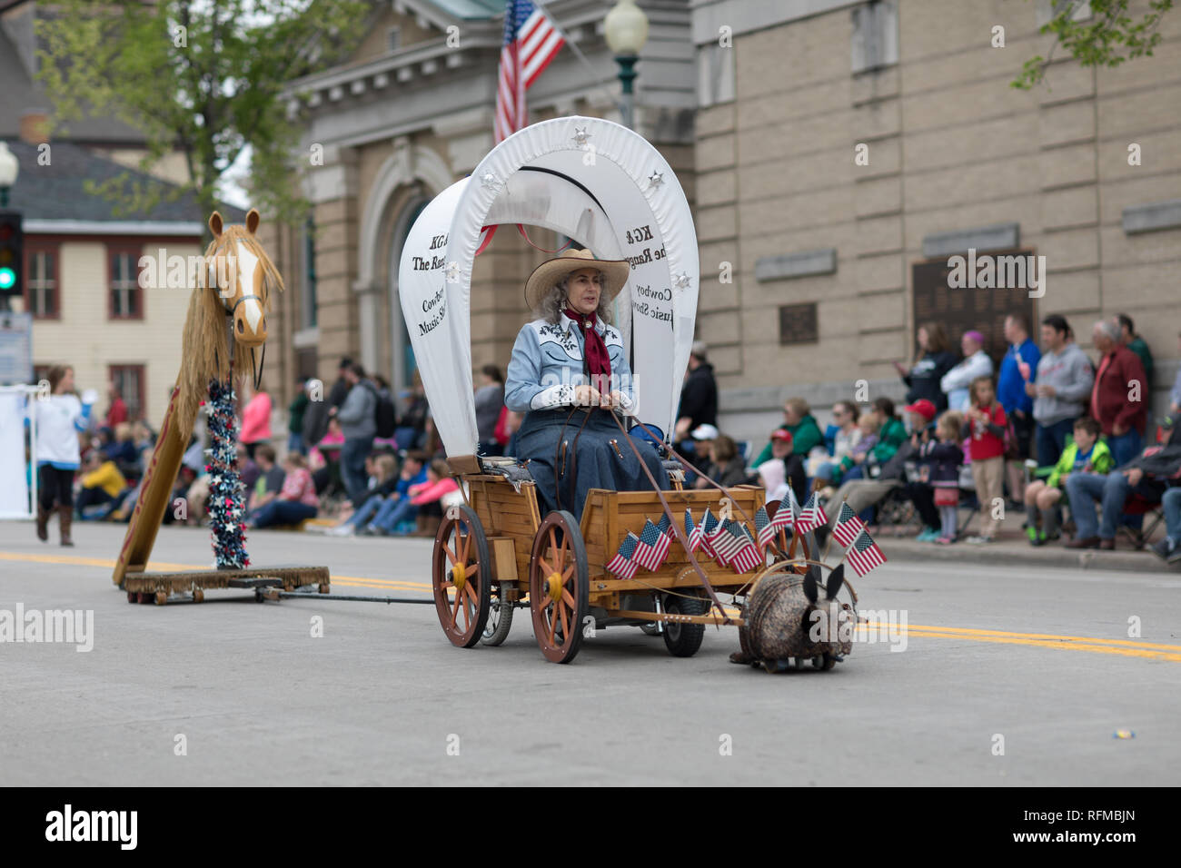 Stoughton, Wisconsin, USA - 20. Mai 2018: Jährliche norwegische Parade, Frau, einem Wagen, gezogen von ein gürteltier Stockfoto