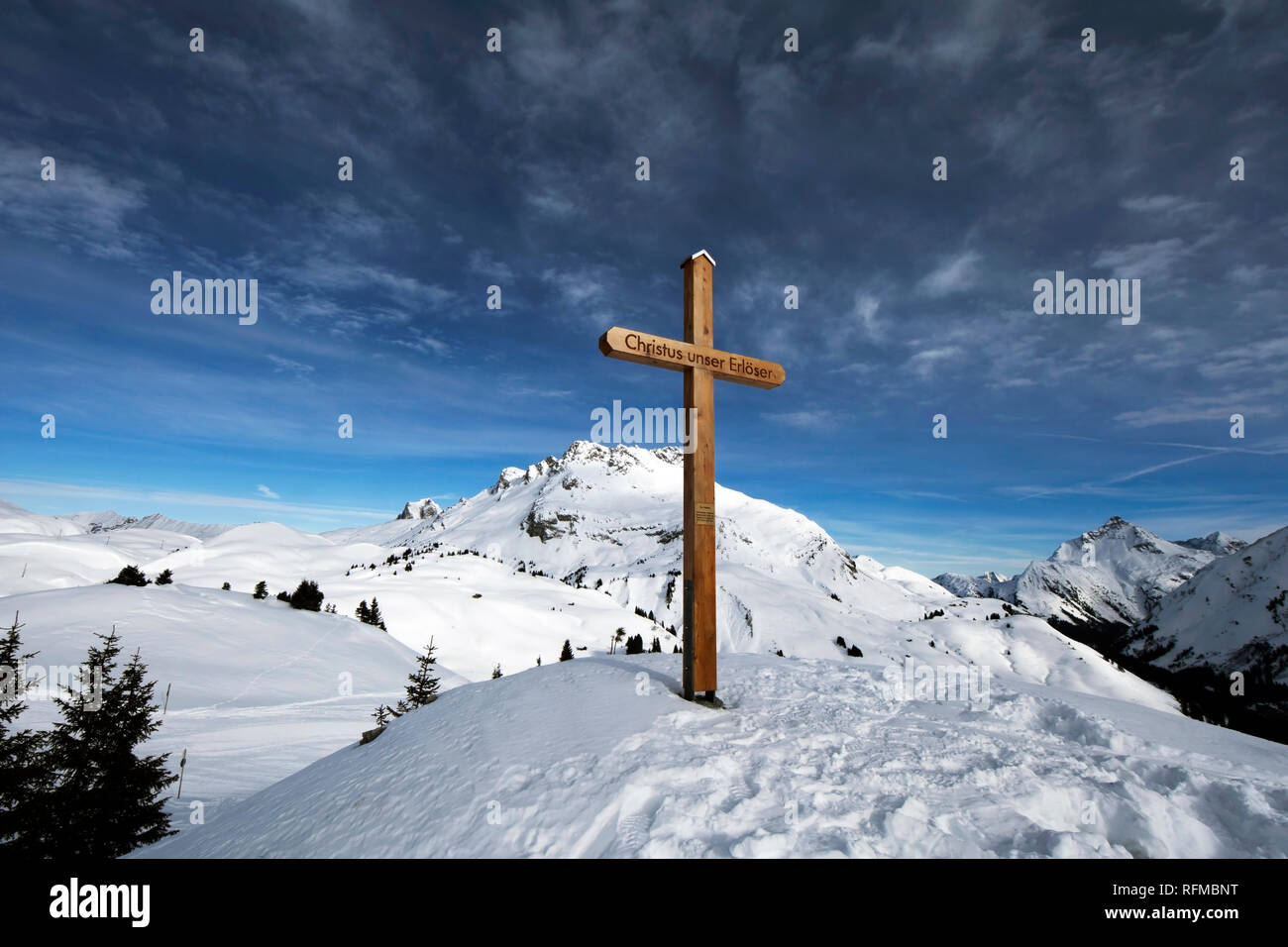 Gipfelkreuz in der Nähe Lech am Arlberg Stockfoto