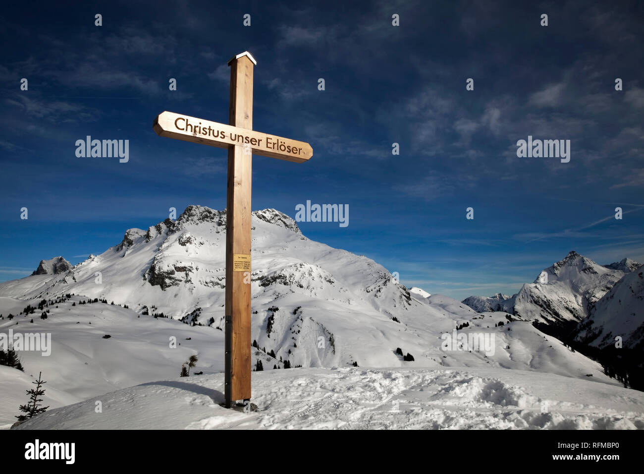 Gipfelkreuz in der Nähe Lech am Arlberg Stockfoto