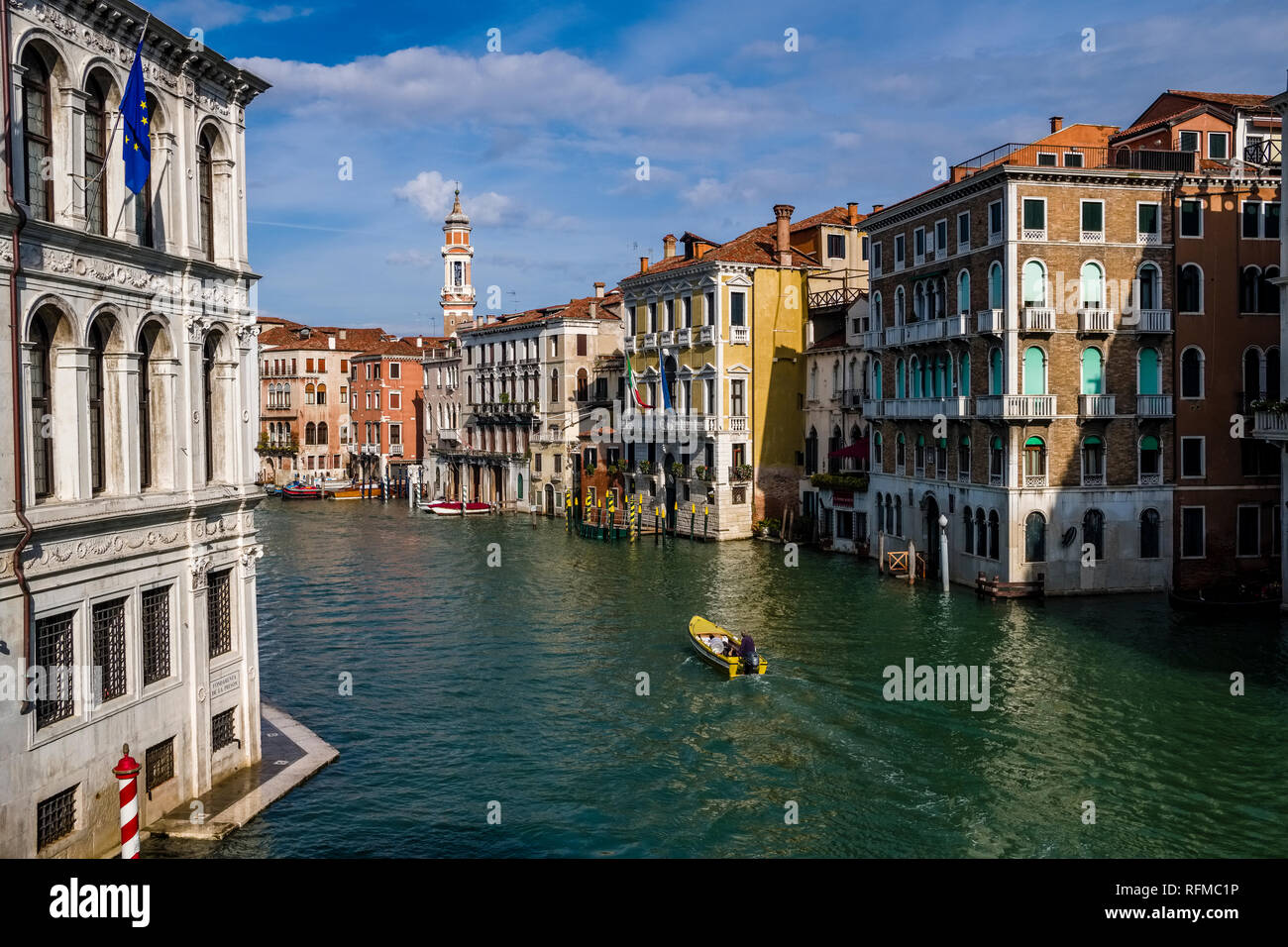 Grand Canal, Canal Grande durch große Gebäude ist mit teilweise maroden Fassaden, der Chiesa Cattolica DAL PREVAT 2 dei Santi Apostoli Stockfoto