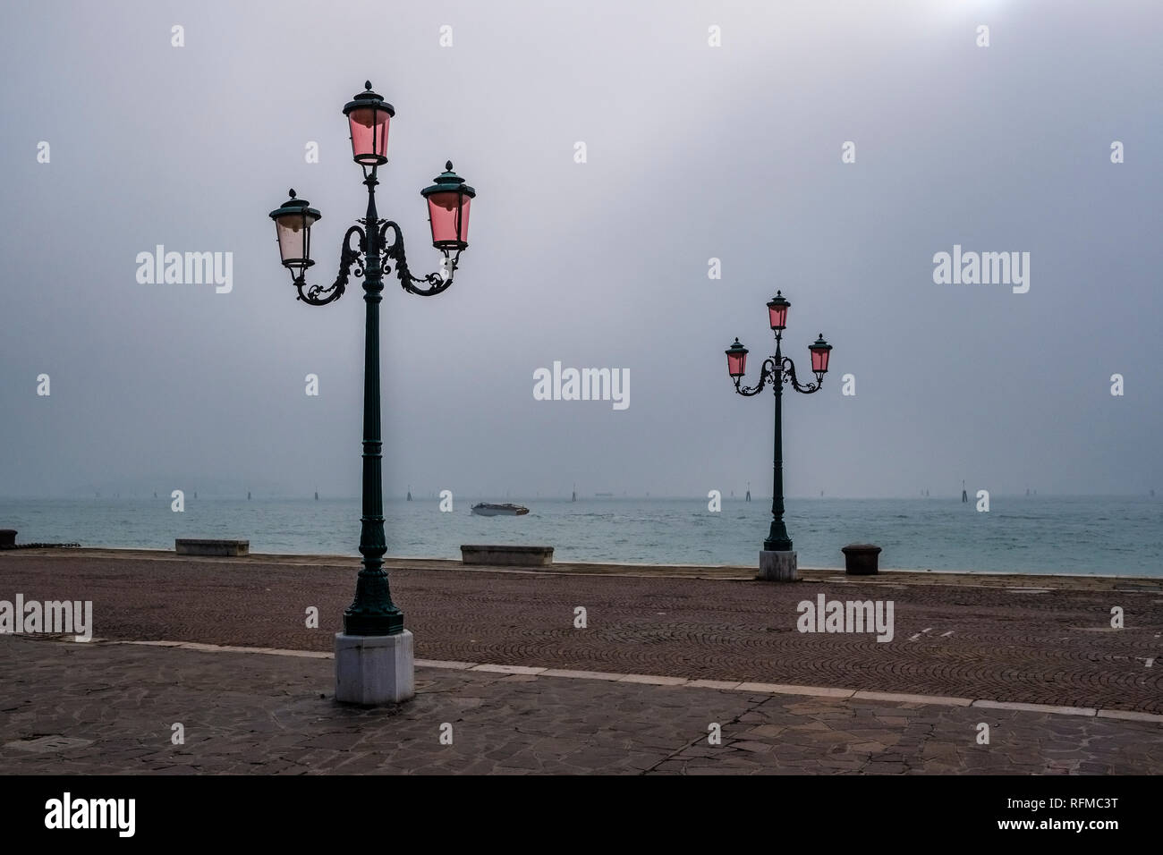 Kunstvoll geschwungenen arm Laternen auf dem Gehweg entlang des Canal Grande, Canal Grande Stockfoto