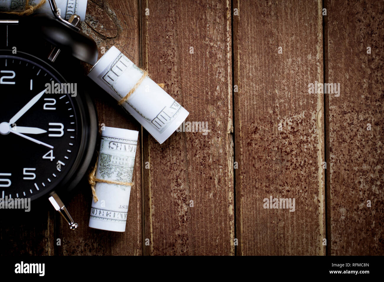 Uhr und Geld, kostbare Zeit Stockfoto