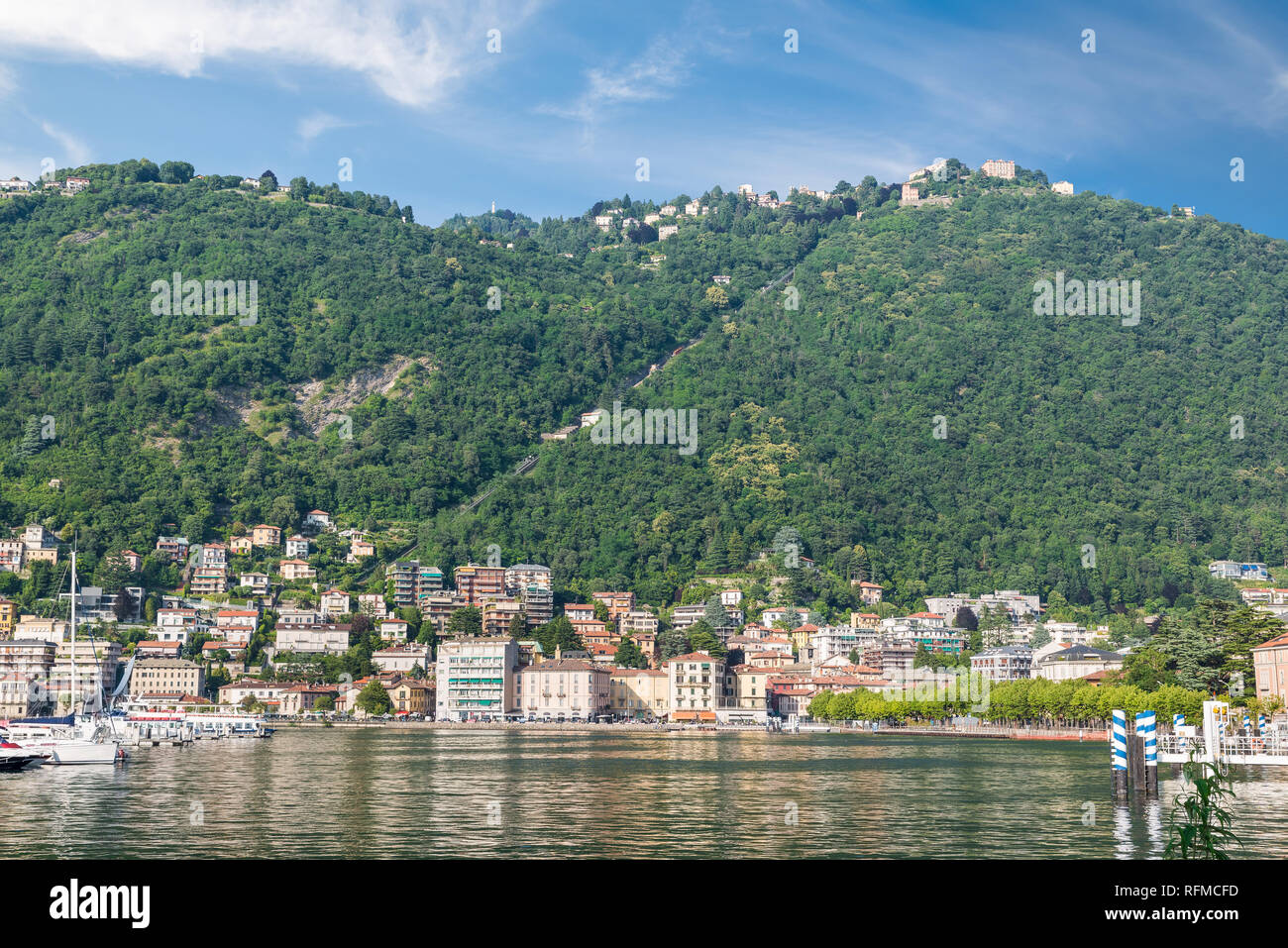 Comer See im Sommer, Como Stadt und mit der Seilbahn nach Brunate, Italien Stockfoto