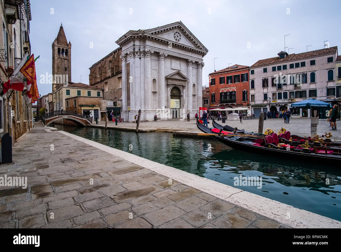 Schmalen Wasserkanäle durch die maroden Backsteinhäuser des so genannten "schwimmenden Stadt", die Kirche des Heiligen Barnabas, Chiesa di San Barnaba Stockfoto