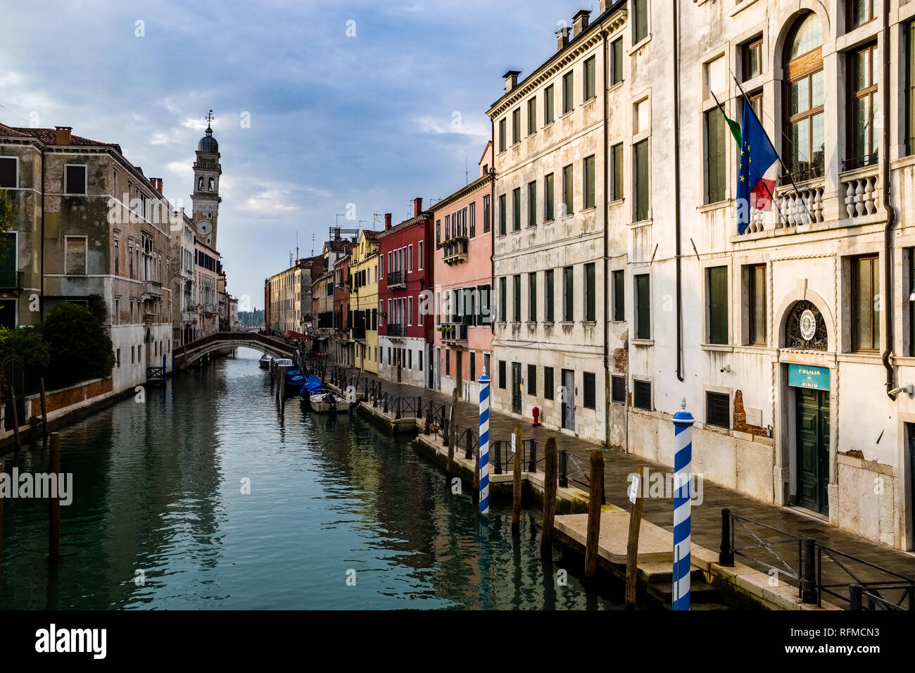 Schmalen Wasserkanäle durch die maroden Backsteinhäuser des so genannten "schwimmenden Stadt", der schiefe Turm der Kirche San Giorgio dei Greci Stockfoto