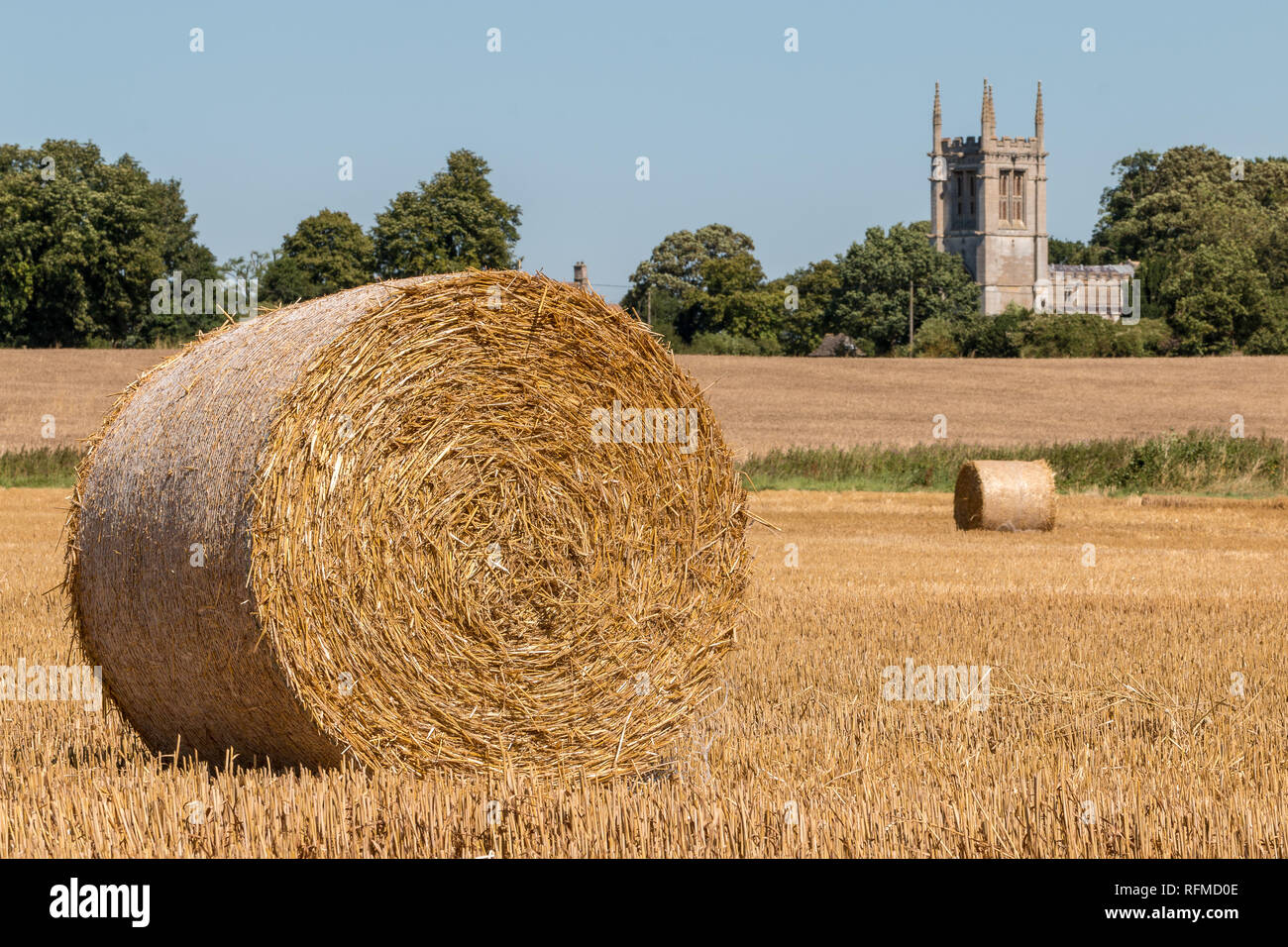Runde Strohballen auf einem Feld in der Nähe von All Saints Church, Aldwincle, Northamptonshire Stockfoto