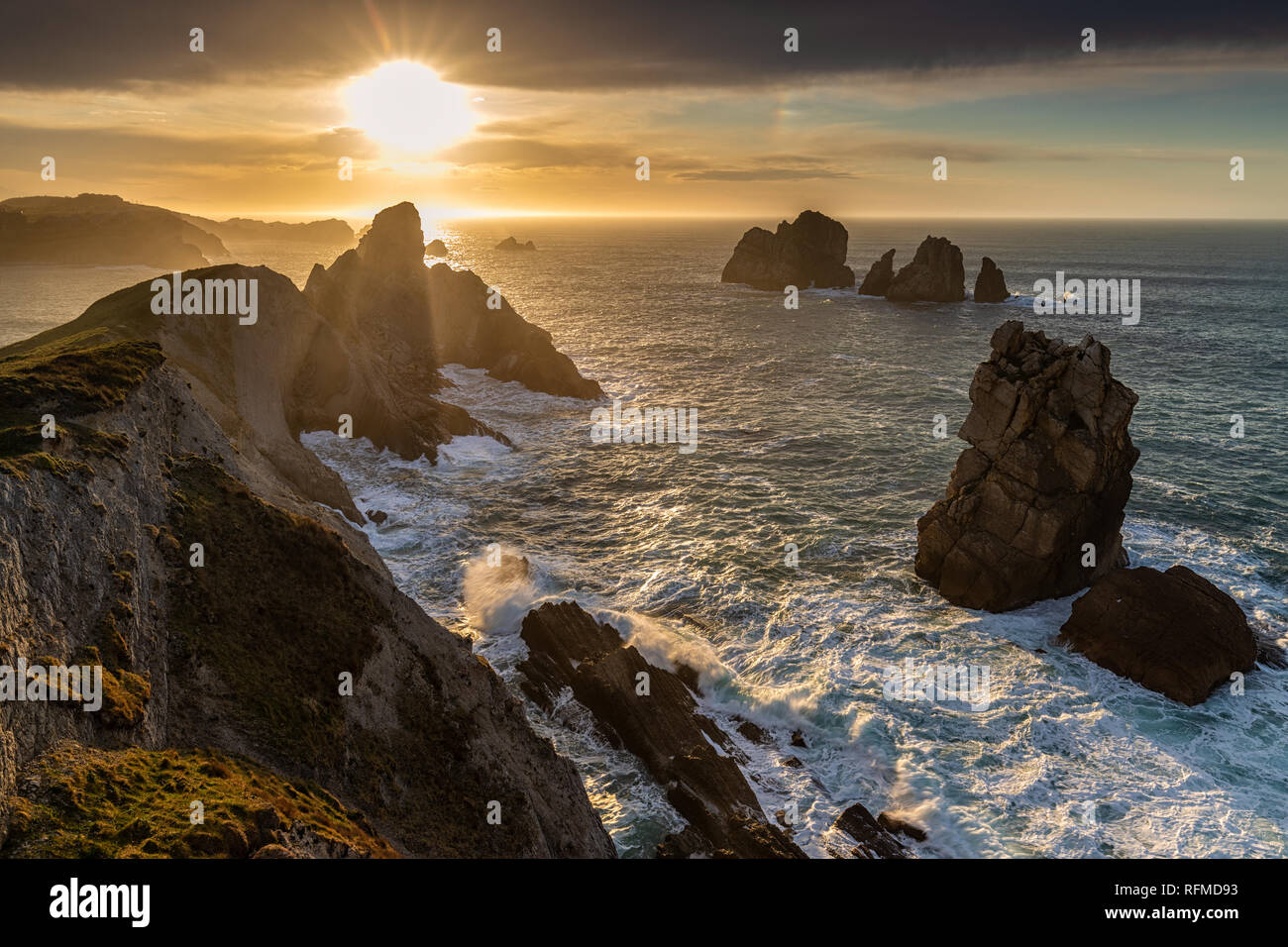 Sonnenuntergang in der Urros De Liencres. Kantabrien. Spanien. Stockfoto