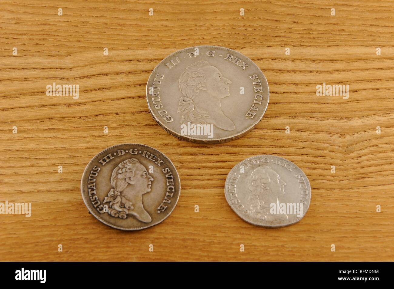 Hier sind die silbernen Riksdaler Münzen aus dem Jahr 1700 mit recht Profil des Königs Gustav lll. Der König Gustav war so viel Liebe von den Finnischen gemeinsamen Stockfoto