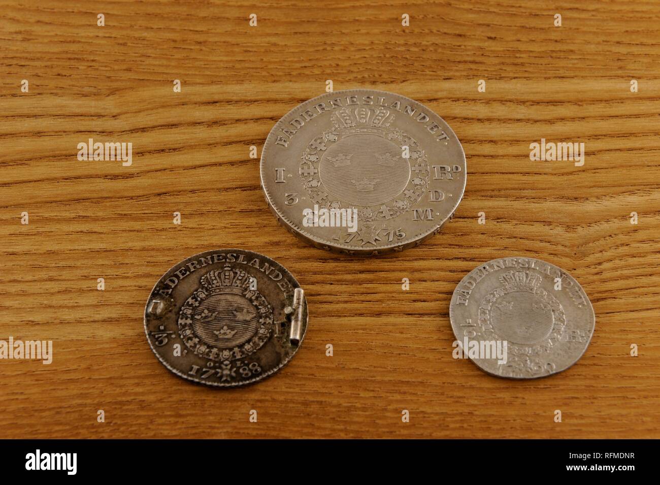 Hier sind die silbernen Riksdaler Münzen aus dem Jahr 1700. Der König Gustav lll war so viel Liebe von den finnischen Volk, als er von der Schwedischen gehasst wurde Stockfoto