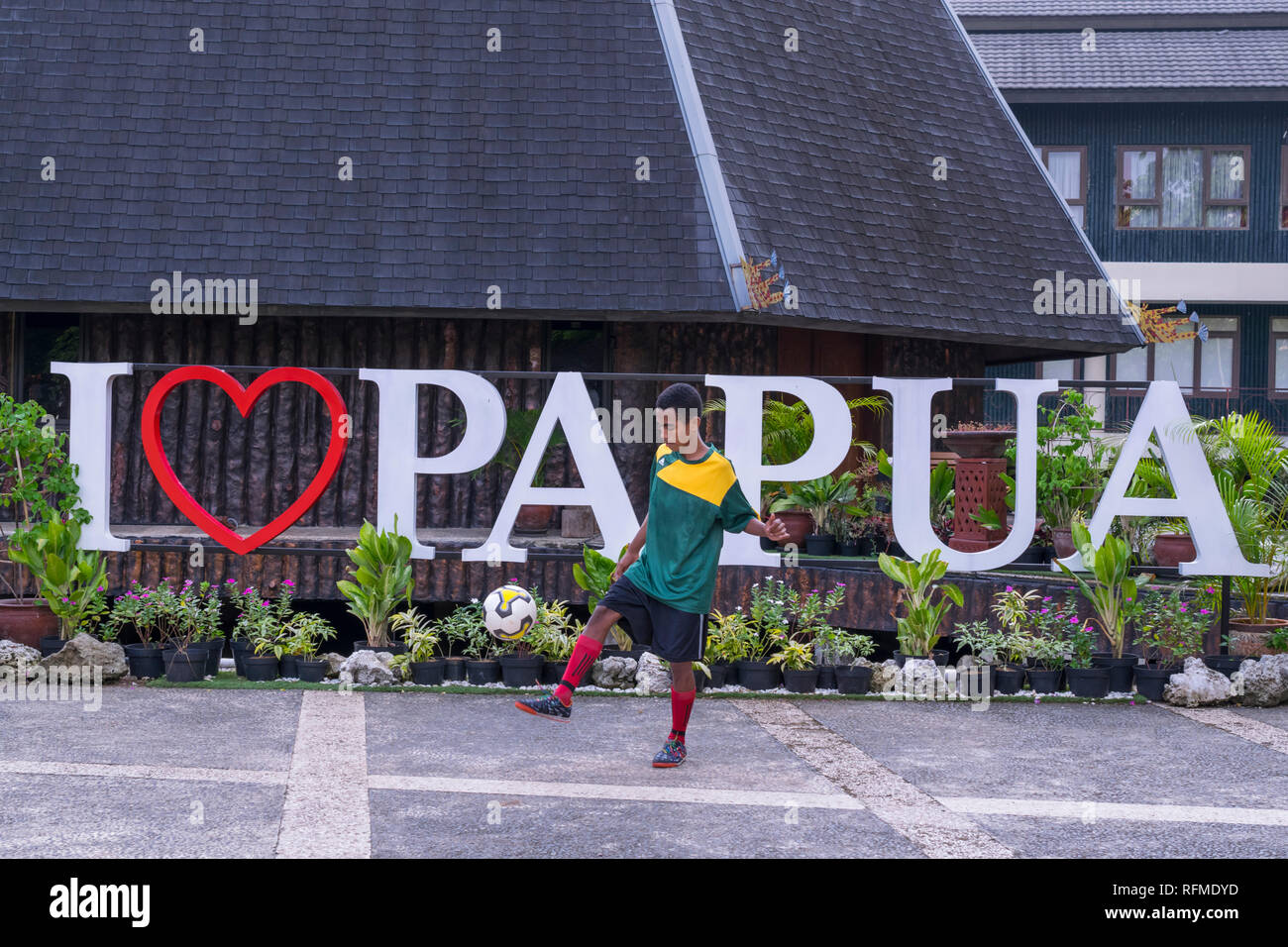 8.39, Papua Junge, IndonesianBook Stockfoto