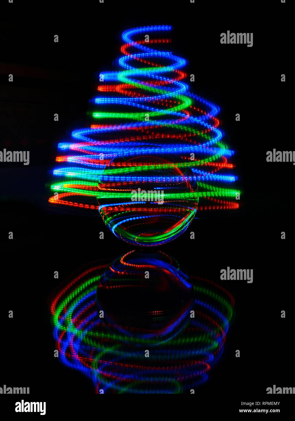 Infinity leichte Wanderwege mit kleine Taschenlampe in einer spiralförmigen Bewegung erstellt Stockfoto
