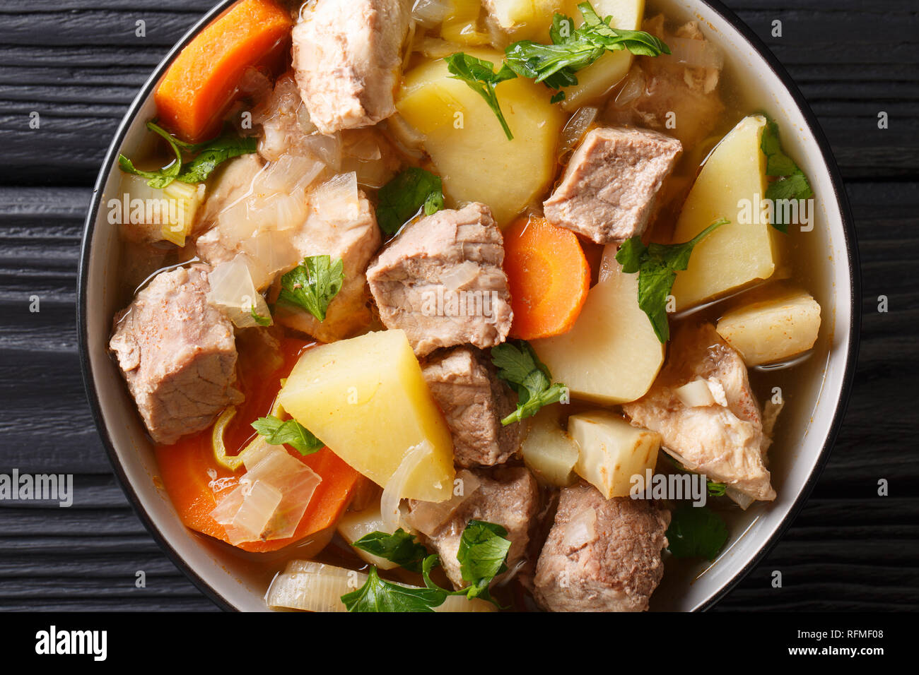 Deutsche Pihelsteiner Eintopf mit Gemüse und drei Sorten Fleisch close-up in einer Schüssel auf den Tisch. Vertikal oben Ansicht von oben Stockfoto