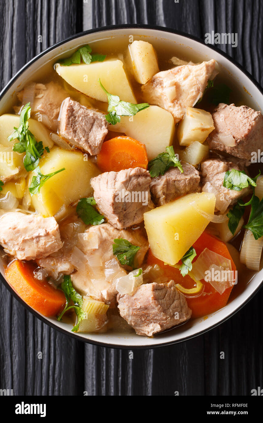Traditionelle Reichhaltige Suppe Pichelsteiner mit Gemüse und Fleisch closeup in einer Schüssel auf den Tisch. Vertikal oben Ansicht von oben Stockfoto