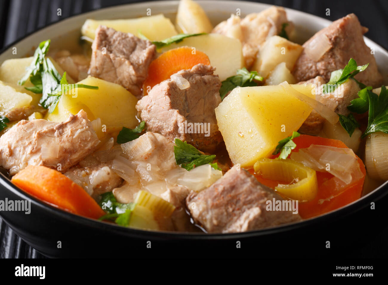 Pichelsteiner Eintopf ist eine Deutsche, enthält mehrere Arten von Fleisch und Gemüse close-up in einer Schüssel auf dem Tisch. Horizontale Stockfoto