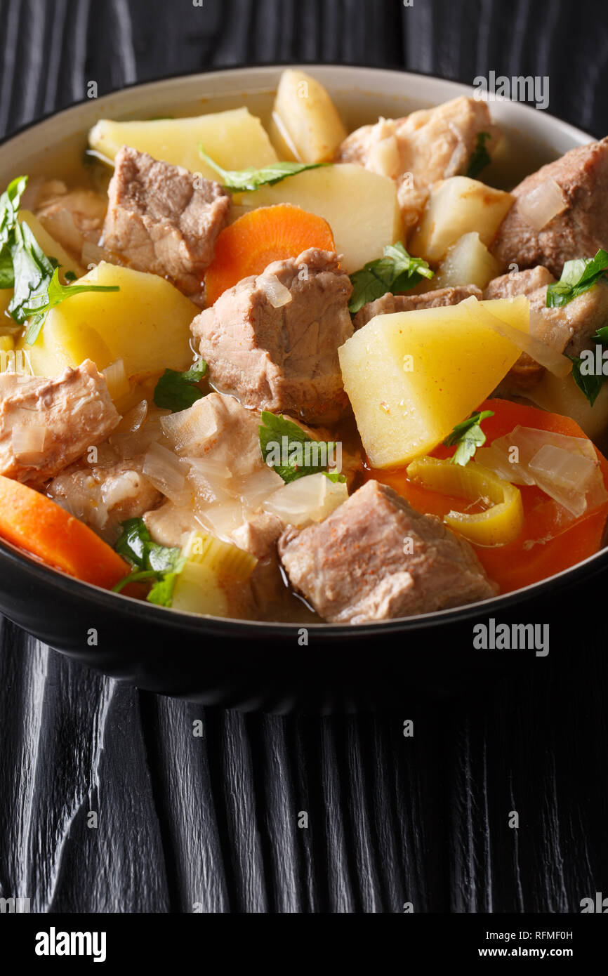 Deutsche Pihelsteiner Eintopf mit Gemüse und drei Sorten Fleisch close-up in einer Schüssel auf dem Tisch. Vertikale Stockfoto