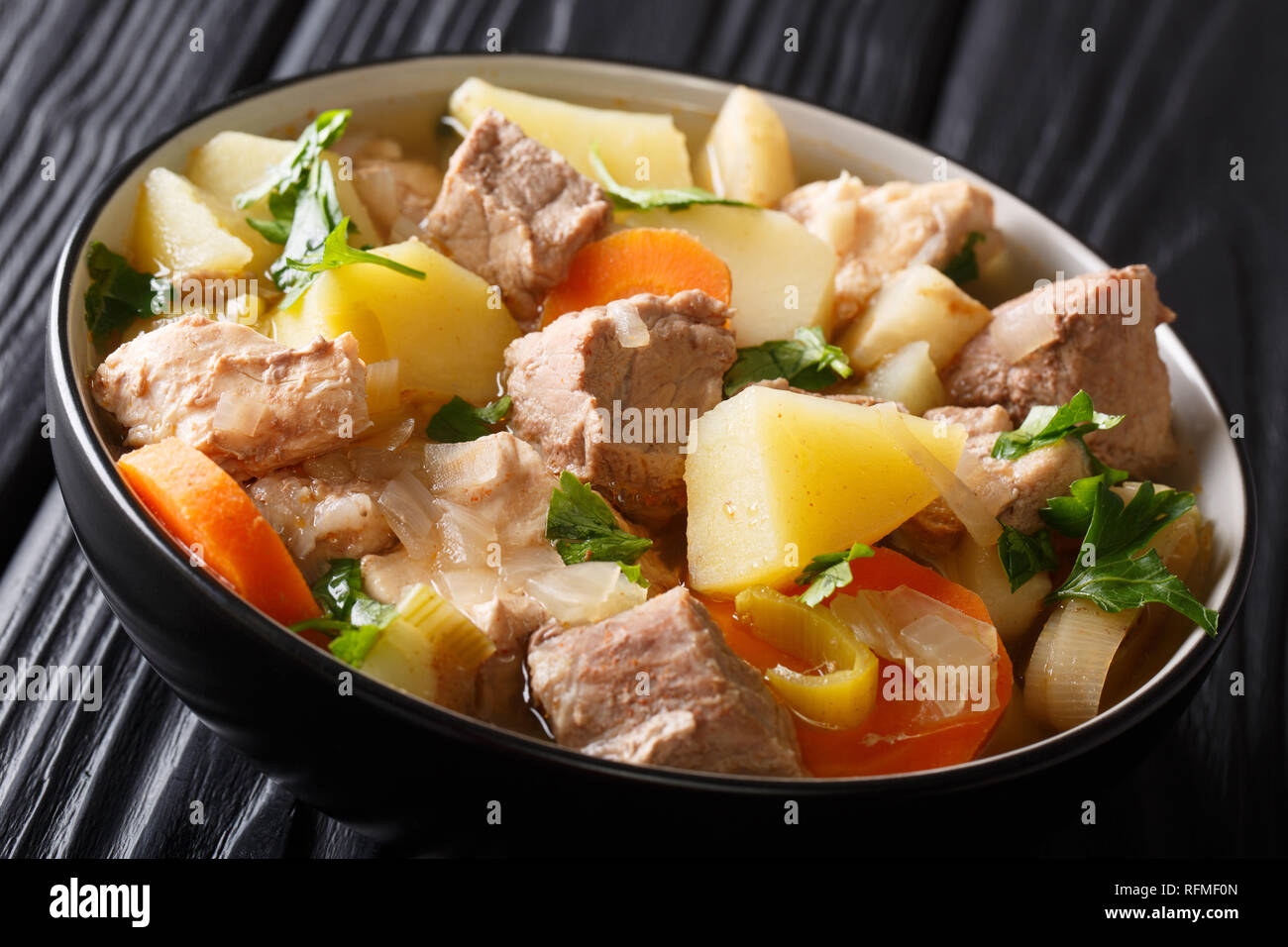 Traditionelle Reichhaltige Suppe Pichelsteiner mit Gemüse und Fleisch closeup in einer Schüssel auf dem Tisch. Horizontale Stockfoto