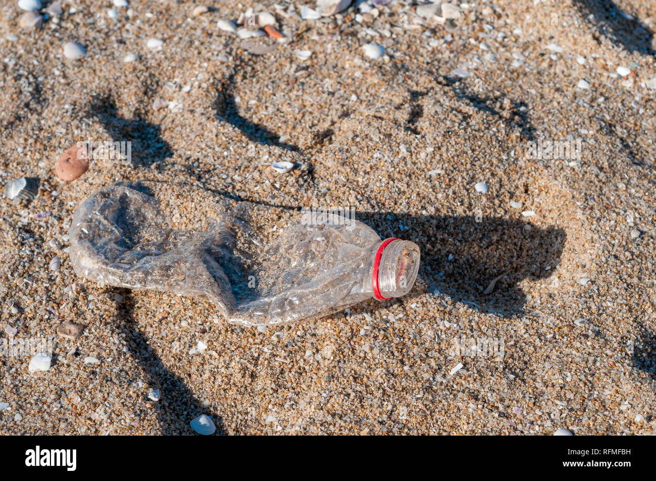 Plastikflasche am Strand, Abfall, Strand Stockfoto