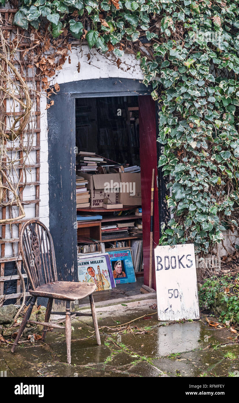 Presteigne, Powys, UK. Die Tür in das Überladen Innenraum eines Secondhand Buchladen in diesem kleinen walisischen Grenze Stadt Stockfoto