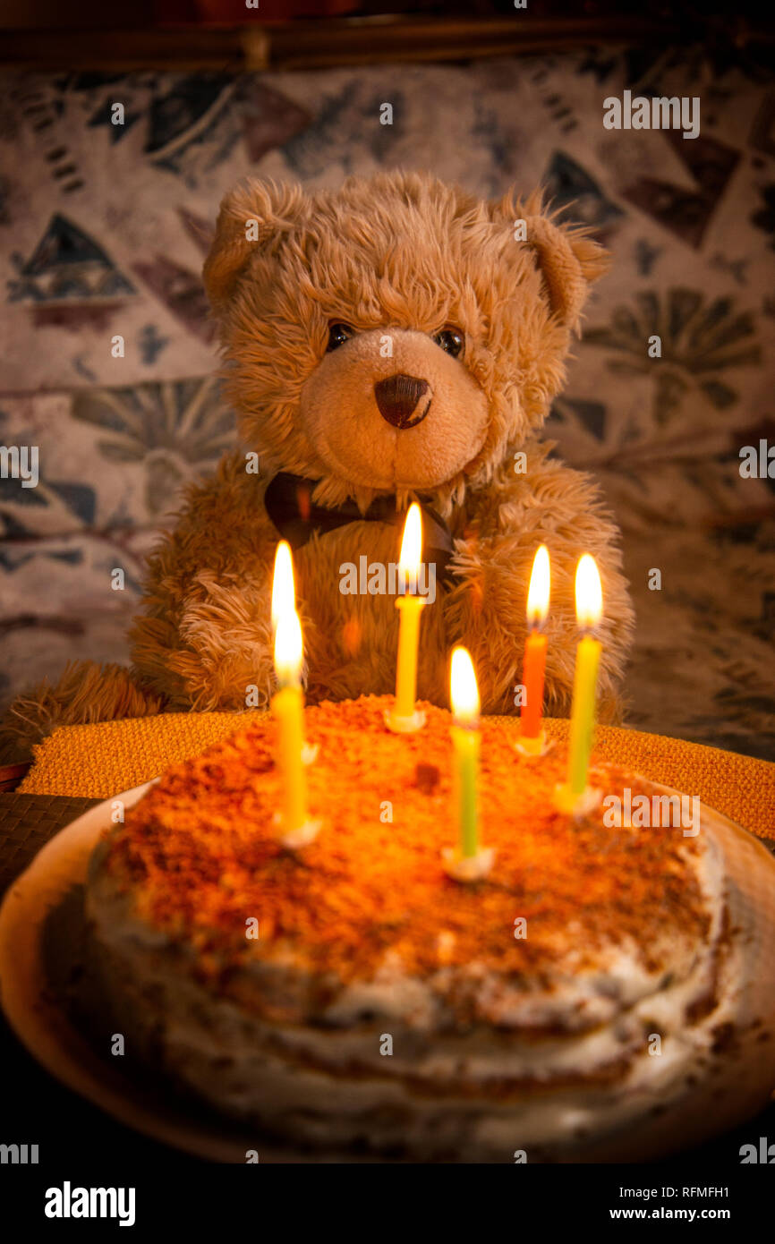 Teddybär Geburtstag. Teddy Bear mit festlichen Kuchen mit Kerzen  Stockfotografie - Alamy