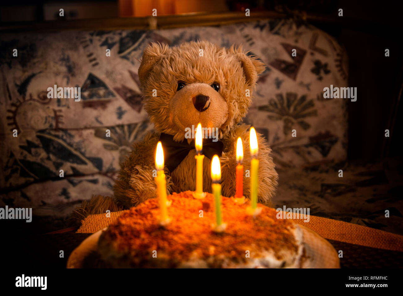 Teddybär Geburtstag. Teddy Bear mit festlichen Kuchen mit Kerzen  Stockfotografie - Alamy