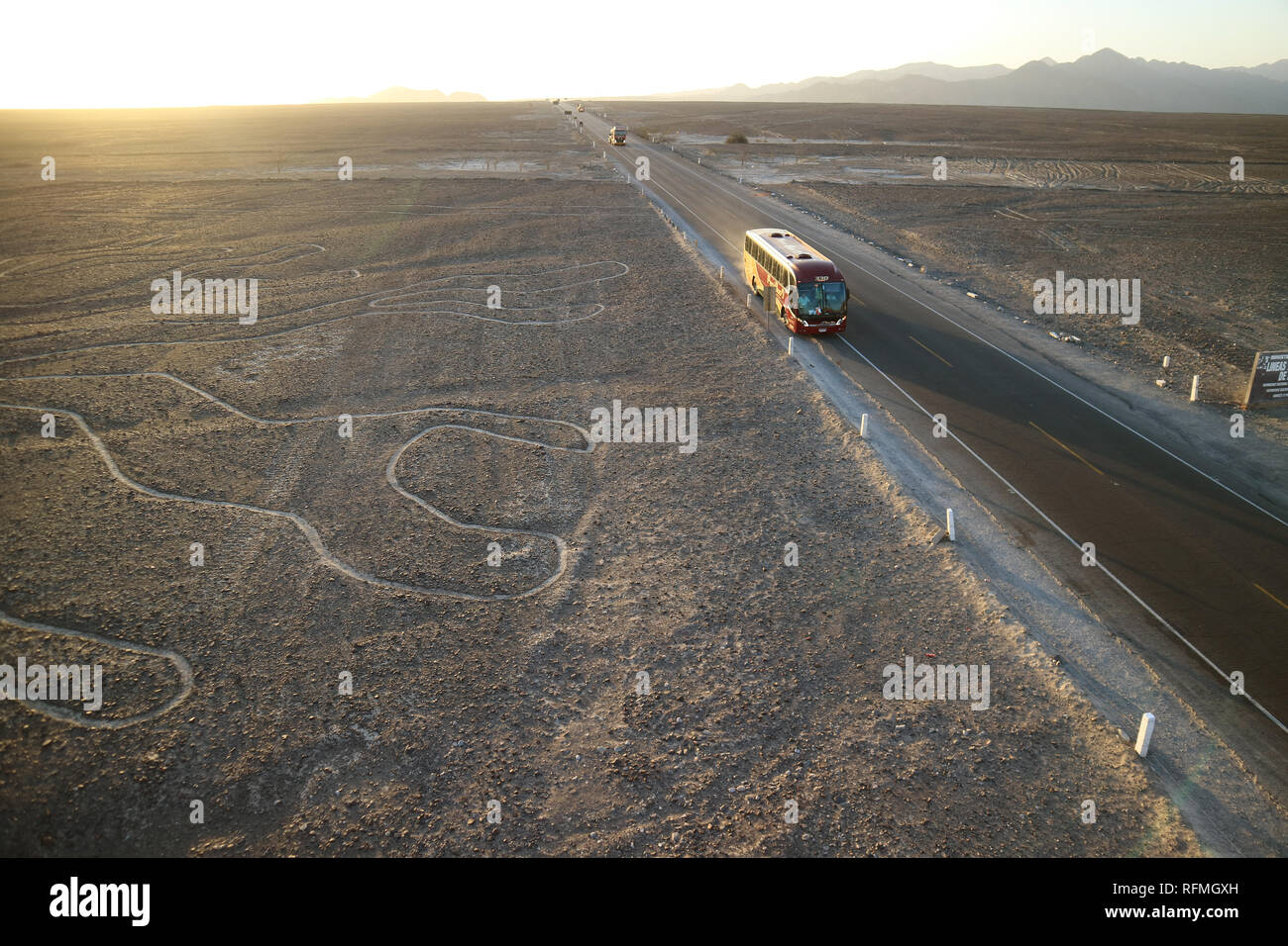 Die Autobahn, die durch die berühmten großen alten Geoglyphen Nazca Linien wie vom Aussichtsturm gesehen, Nazca Wüste von Peru Stockfoto