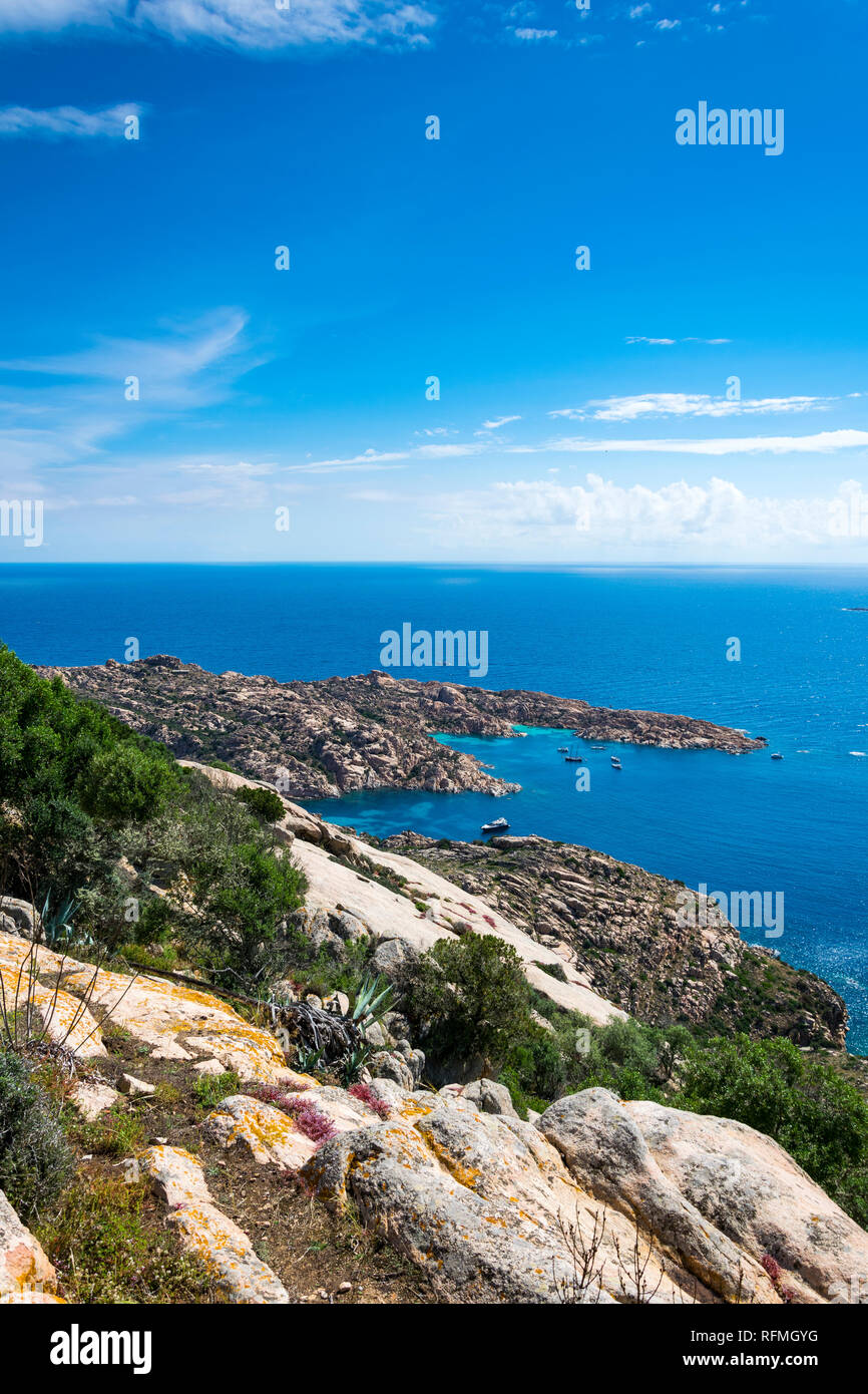 Erstaunlich hohe Betrachtungswinkel Landschaft mit einem der schönsten Strände von La Maddalena, Costa Smeralda, Italien. Stockfoto