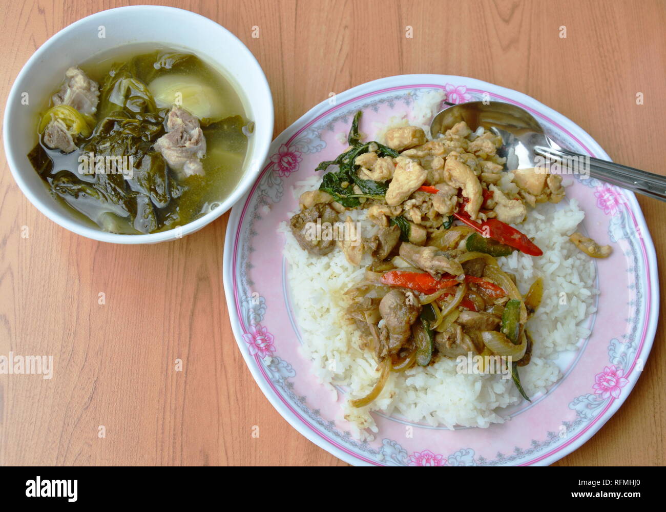 Scharf gebratenes Huhn mit Basilikum Blatt und Sauerkraut Suppe rühren Stockfoto