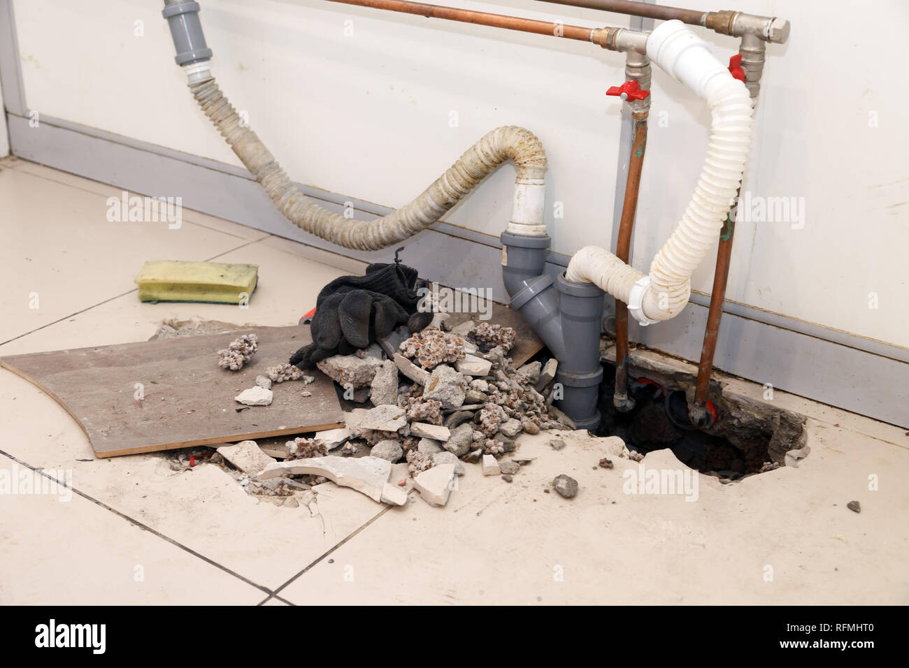 Reparatur Kunststoff Polypropylen grau Kanalrohre in die Bohrung der Backstein, mit Kacheln waren kaputt. Konzept der Austausch der Leitung, Wasser austritt, Transfer o Stockfoto