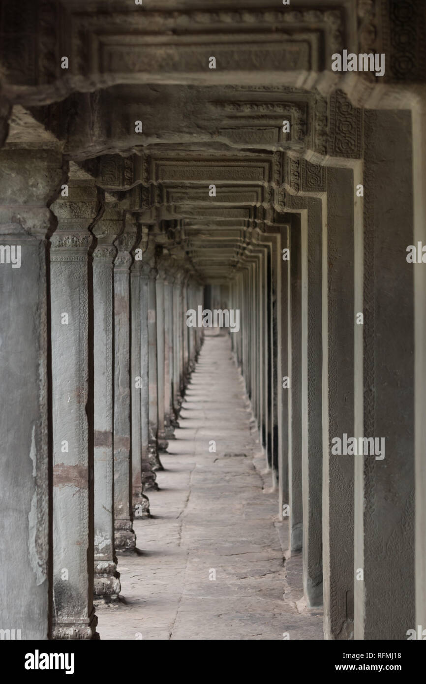 Langen, scheinbar endlosen Korridor zwischen der Außen- und der Innenseite des Main, zentrale Gebäude am Angkor Wat, Siem Reap, Kambodscha. Stockfoto