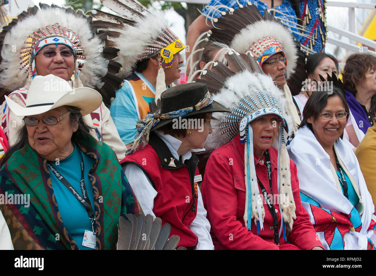 Die kanadischen Ureinwohner in traditioneller Kleidung bei der Calgary Stampede, Calgary, Alberta, Kanada Stockfoto
