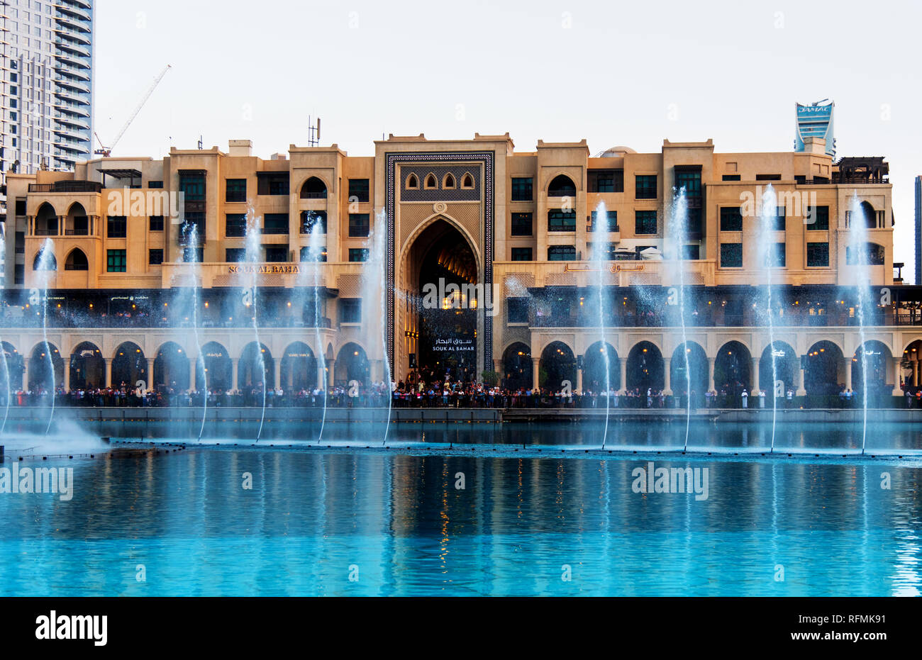 Dubai, Vereinigte Arabische Emirate - 28. September 2018: Fountain Show vor dem Einkaufszentrum Dubai Mall bei Sonnenuntergang, eine der Hauptattraktionen in Dubai, VAE Stockfoto