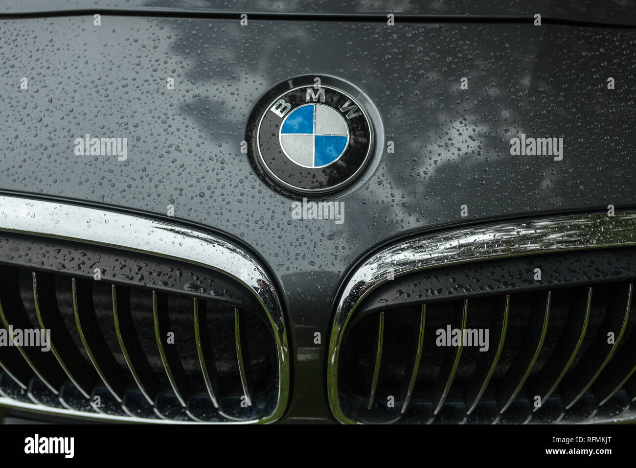 Crozon, Frankreich - 29. Mai 2018: BMW Motor Company Abzeichen auf der Vorderseite von einem schwarzen Auto. BMW ist ein deutscher Automobil-, Motorrad- und Motor manufacturin Stockfoto