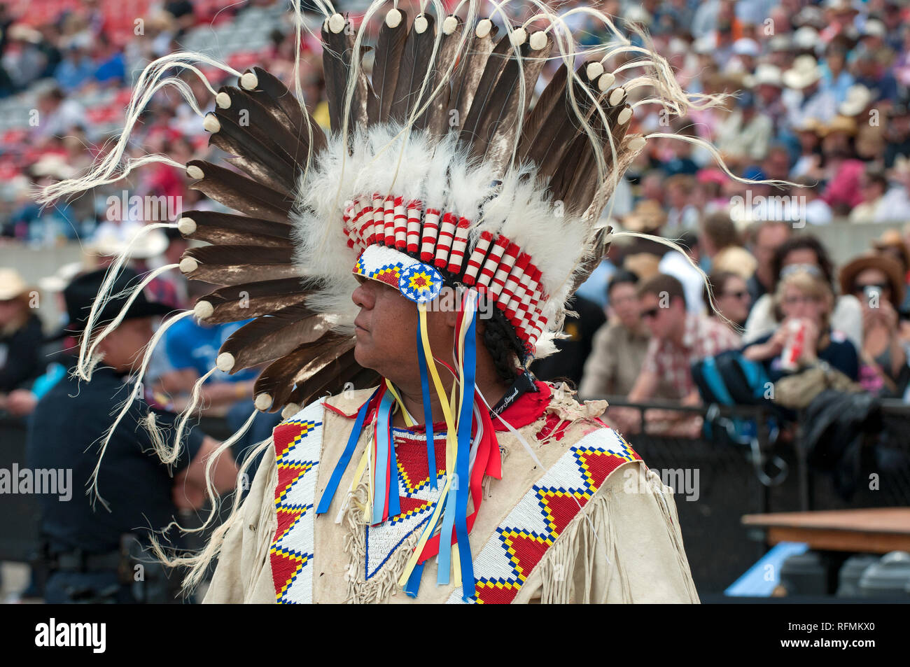 Canadian native in traditioneller Kleidung bei der Calgary Stampede, Calgary, Alberta, Kanada Stockfoto